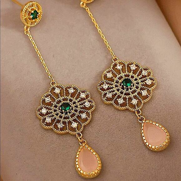 GOLD EMERALD GREEN WATER DROP EARRINGS - Picture 1 of 4